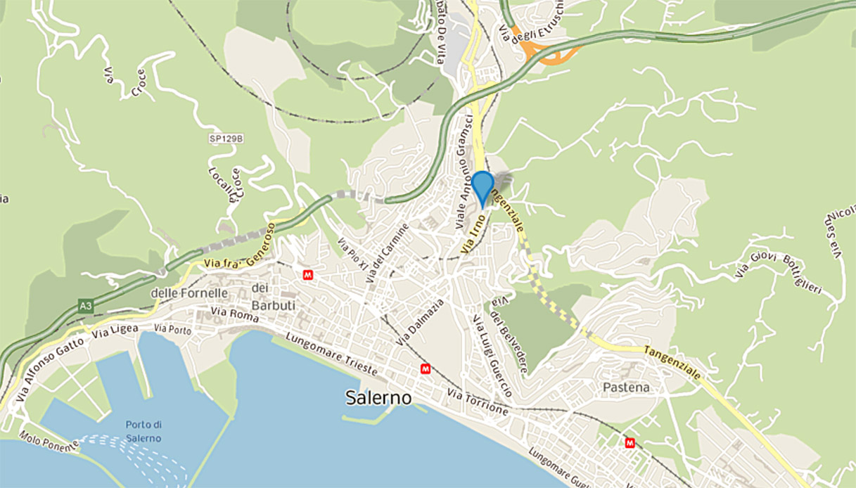 Salerno, cadono calcinacci dal ponte di via Irno: colpita un'auto in corsa, traffico fermo in tutta la città