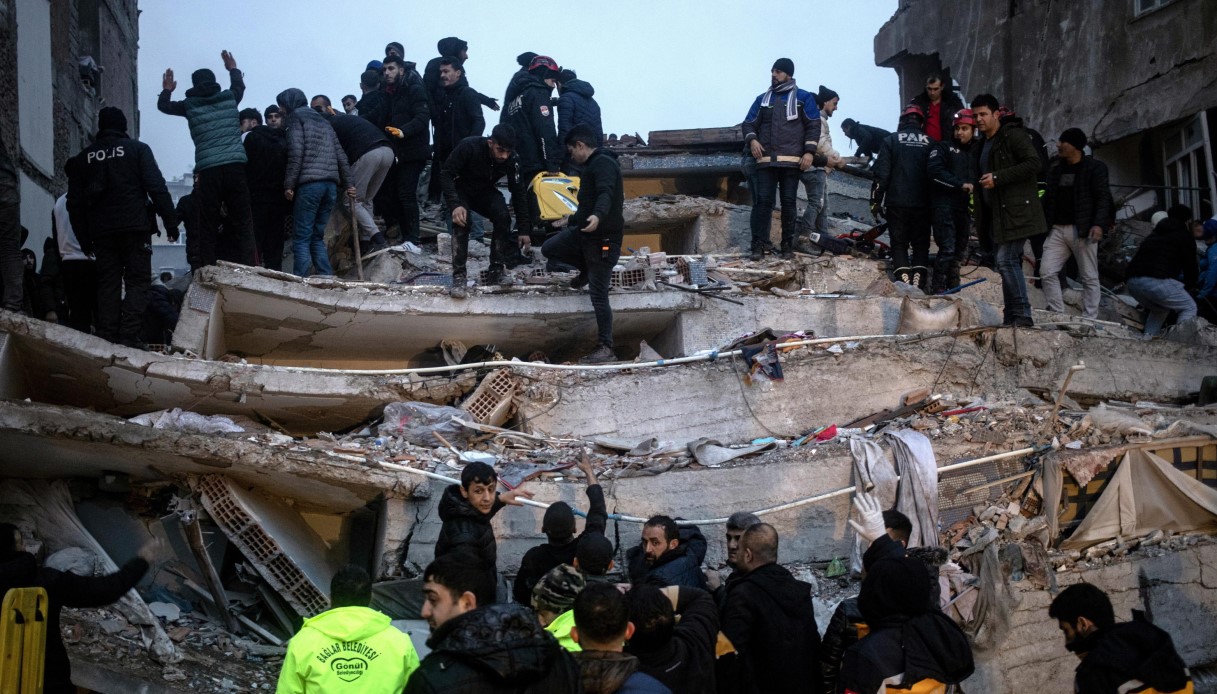 Forte scossa di terremoto in Turchia, centinaia di morti ed edifici crollati