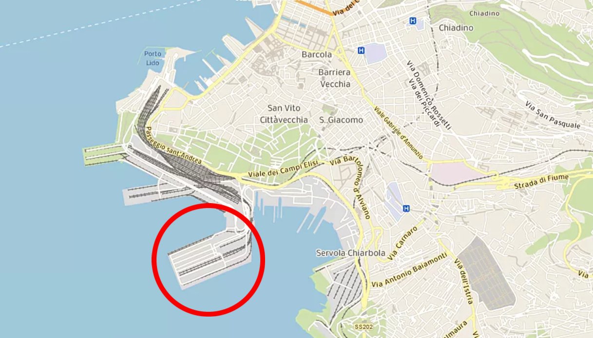 Trieste, incidente all'interno del porto: 58enne muore dopo essere caduto in mare col muletto, la dinamica