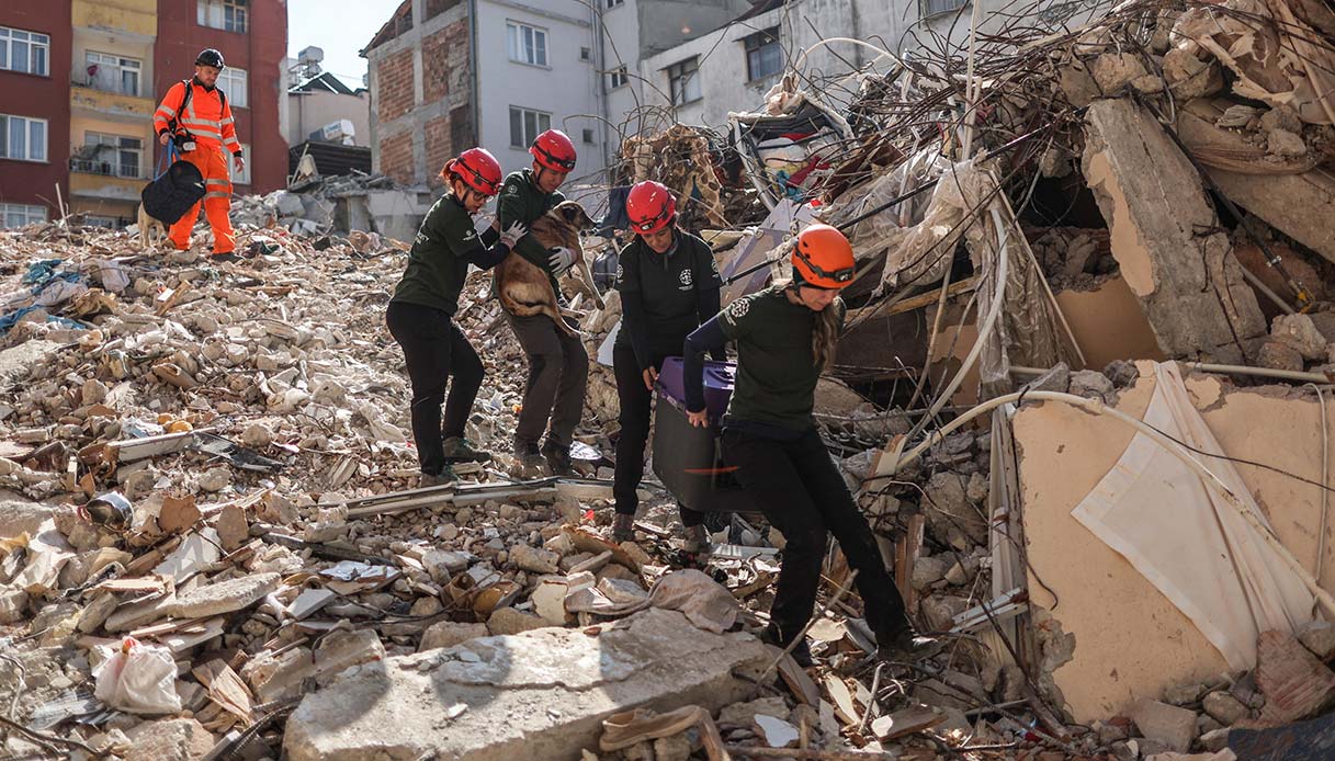 Nuovo terremoto in Turchia, doppia scossa nel Paese distrutto dal sisma due settimane fa: difficili i soccorsi