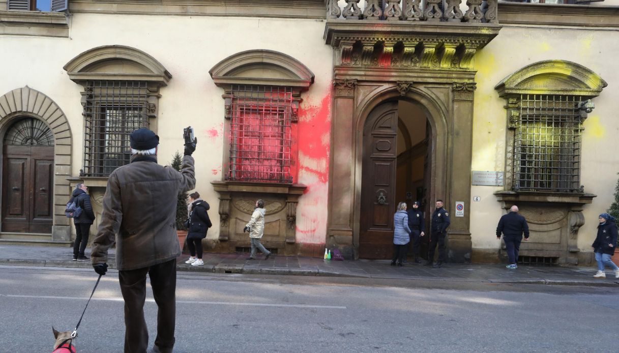 Ultima generazione torna in azione a Firenze: imbrattato il Consiglio della regione Toscana, quattro deferiti