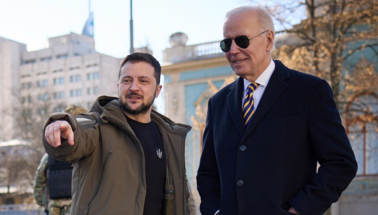 Ucraina, visita a sorpresa di Biden a Zelensky a Kiev: storico abbraccio, la promessa del presidente americano