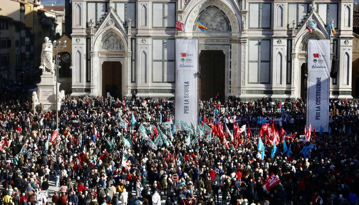 Manifestazione antifascista a Firenze, l'abbraccio tra Schlein e Conte: migliaia di persone in piazza