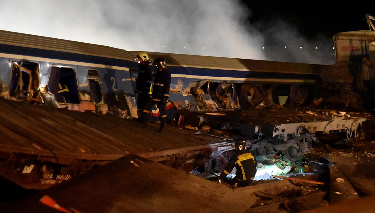 Scontro tra treni in Grecia causa decine di morti: salgono le vittime dell'incidente ferroviario di Larissa