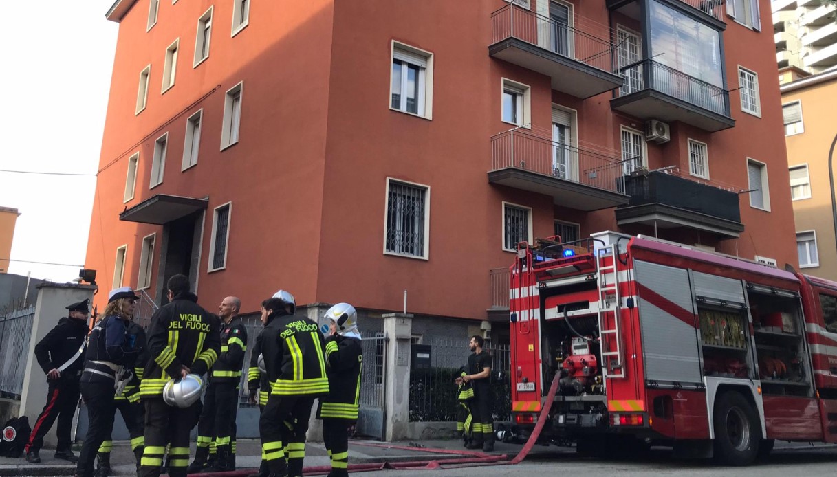 Incendio in un appartamento a Bologna, uomo muore intossicato. Ferito gravemente il fratello