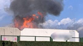 Incendio nella cartiera Essity a Porcari, scuole chiuse: appello del sindaco per non aprire porte e finestre
