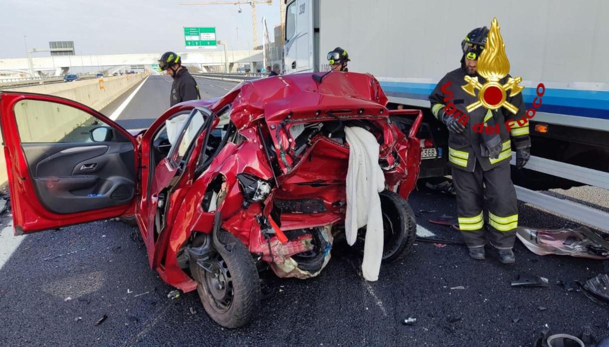 Incidente tra tir e tre auto sull'autostrada A4 vicino Milano: morte due donne, traffico in tilt e lunghe code