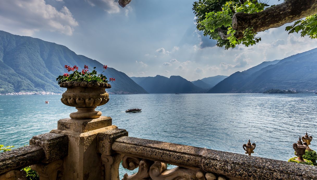 Venti euro per un caffè e una bottiglia d'acqua sul lago di Como: la denuncia di una turista