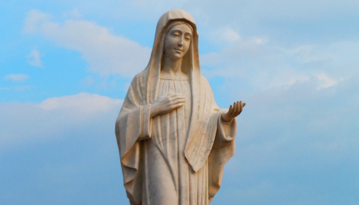 Spunta un altra statua della Madonna di Trevignano è la quarta che versa lacrime l attesa