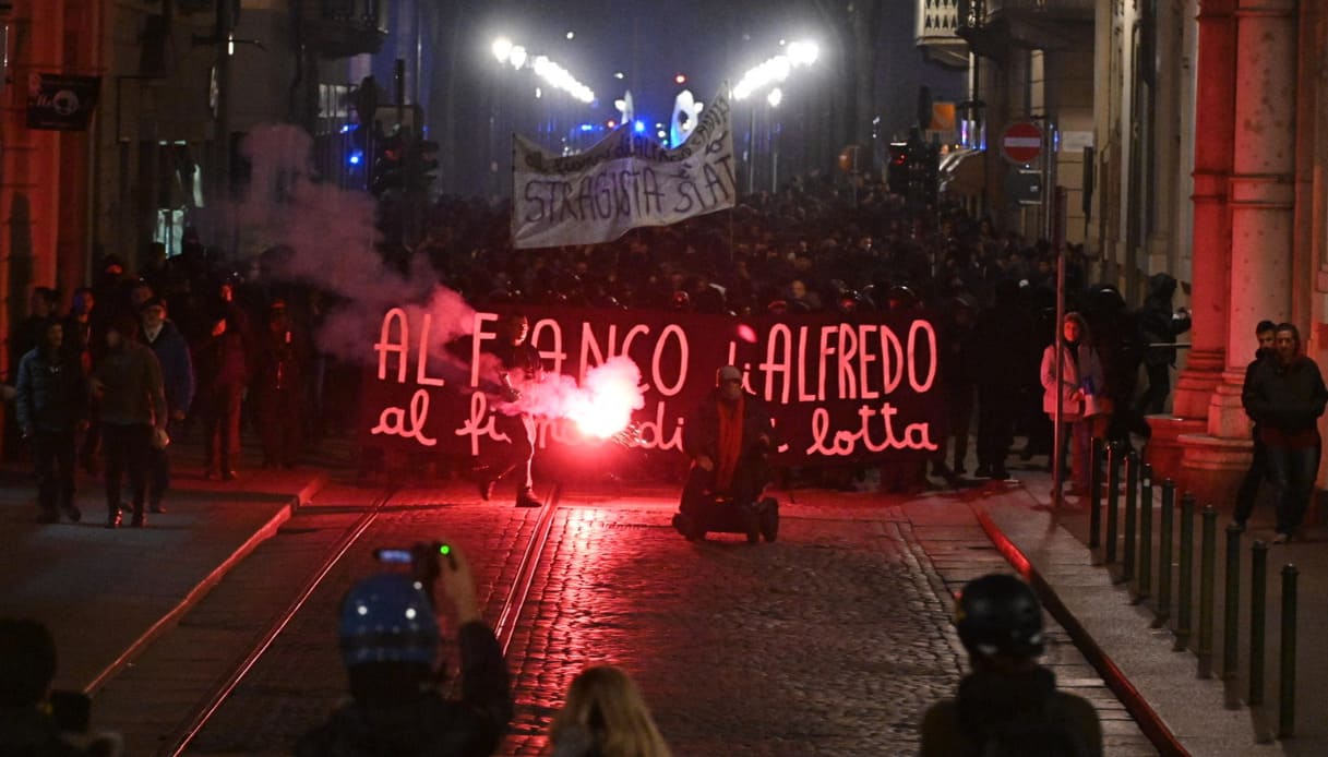 Corteo degli anarchici a Torino per Cospito, bombe carta e vetrine spaccate: scontri con la polizia
