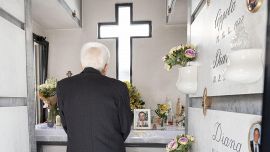 Sergio Mattarella vid Casa de Principe vid Don Dianas grav: Vem dödades prästen av Camorra?