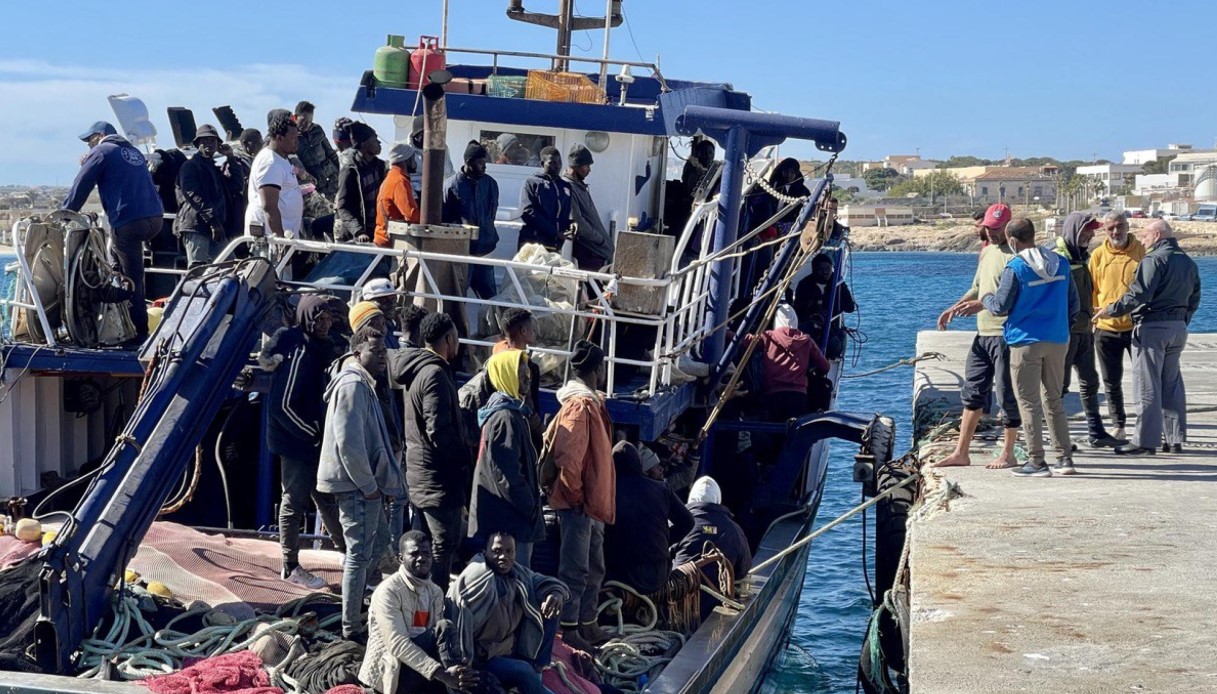 Donna trovata morta sugli scogli a Lampedusa dopo l'arrivo dei migranti: il cadavere segnalato dai passanti