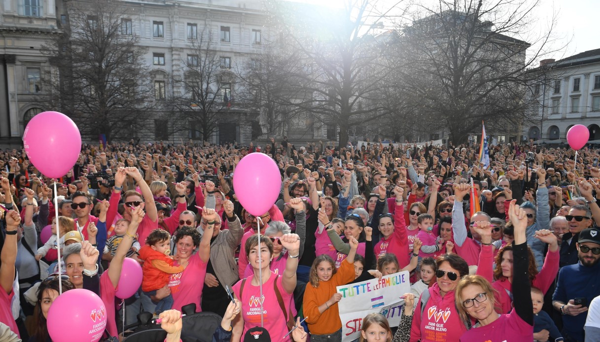 Famiglie arcobaleno in piazza a Milano, alla manifestazione anche Elly Schlein: "Pronta legge in Parlamento"