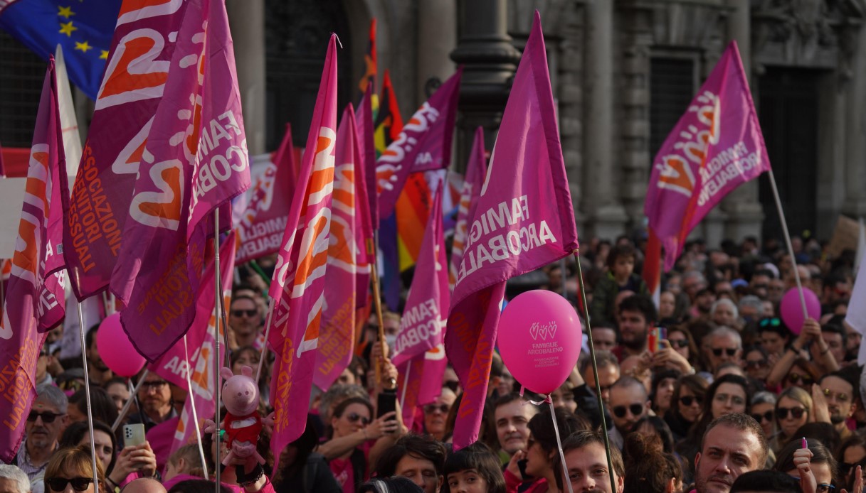 Famiglie arcobaleno in piazza a Milano, alla manifestazione anche Elly Schlein: "Pronta legge in Parlamento"