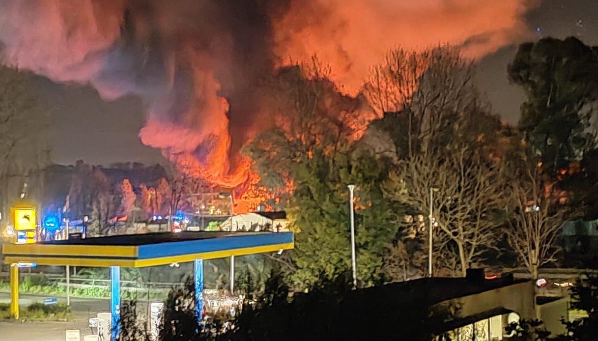 Incendio distrugge 22 scuolabus in via Ostiense: esplosioni e paura nel deposito, nessun ferito nel rogo