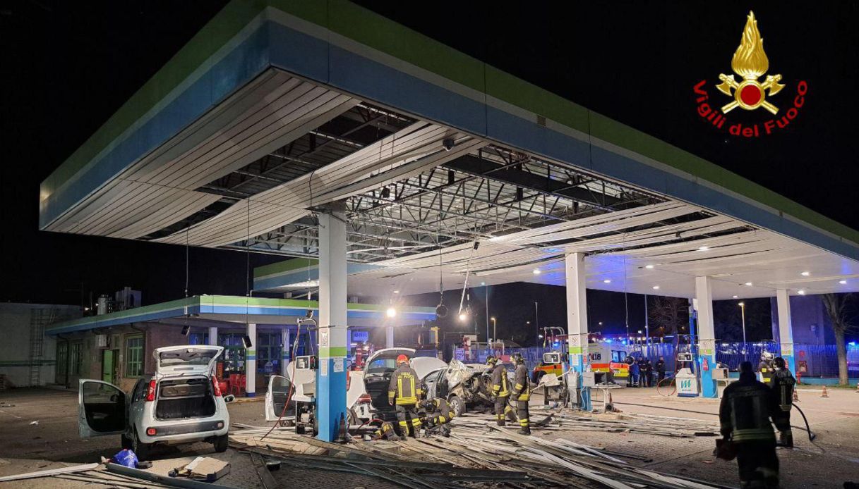 Scoppia una bombola al distributore di metano di Borgo Panigale e l'auto esplode: 45enne in gravi condizioni