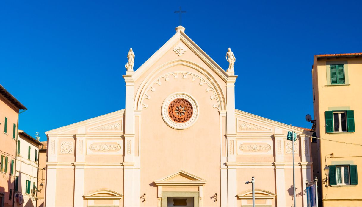 Entra ubriaco in una chiesa di Portoferraio e distrugge teche e telecamere: rischia fino a due anni di carcere