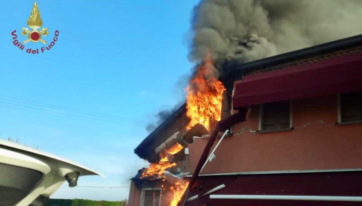 Explosão em uma casa devido a um vazamento de gás em Sant Urbano, perto de Pádua: uma mulher morreu, seu marido e filhos foram salvos