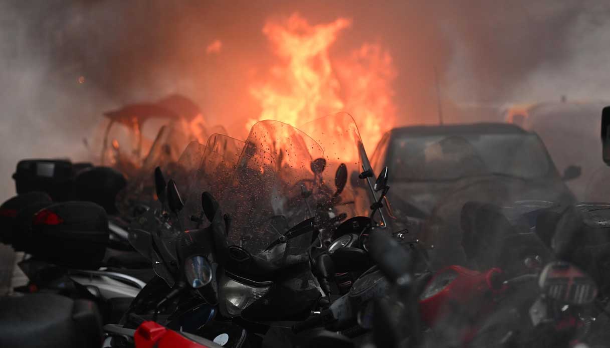 Zusammenstöße zwischen Fans von Napoli und Eintracht Frankfurt vor der Champions League: Die Waffe taucht auf