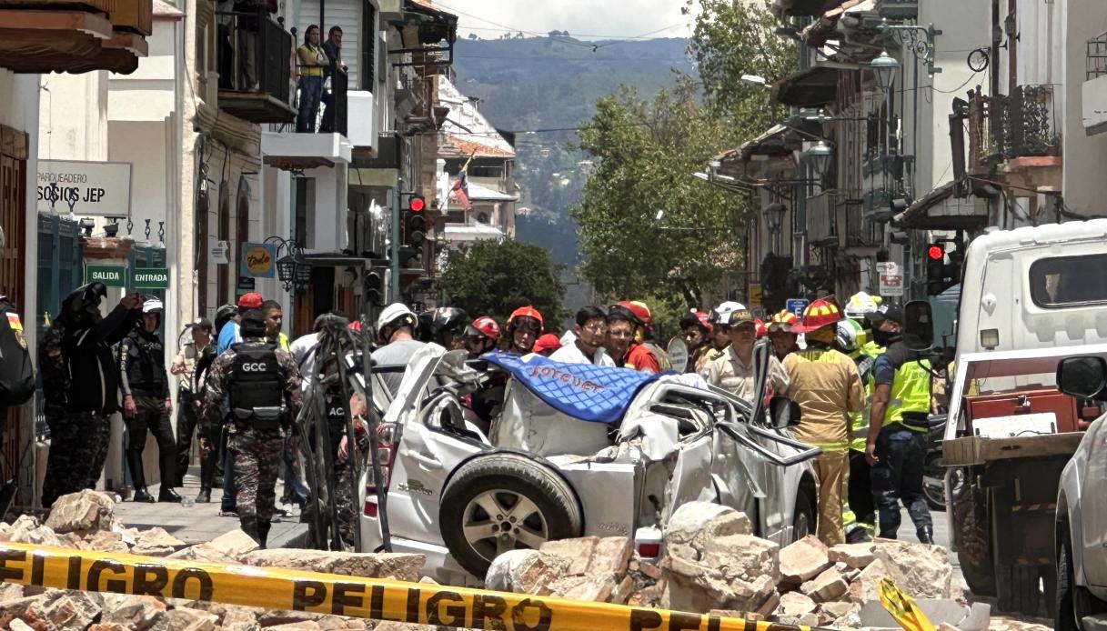 Terremoto di magnitudo 6.9 in Ecuador: vittime e feriti, museo marino di Machala affonda tra le onde