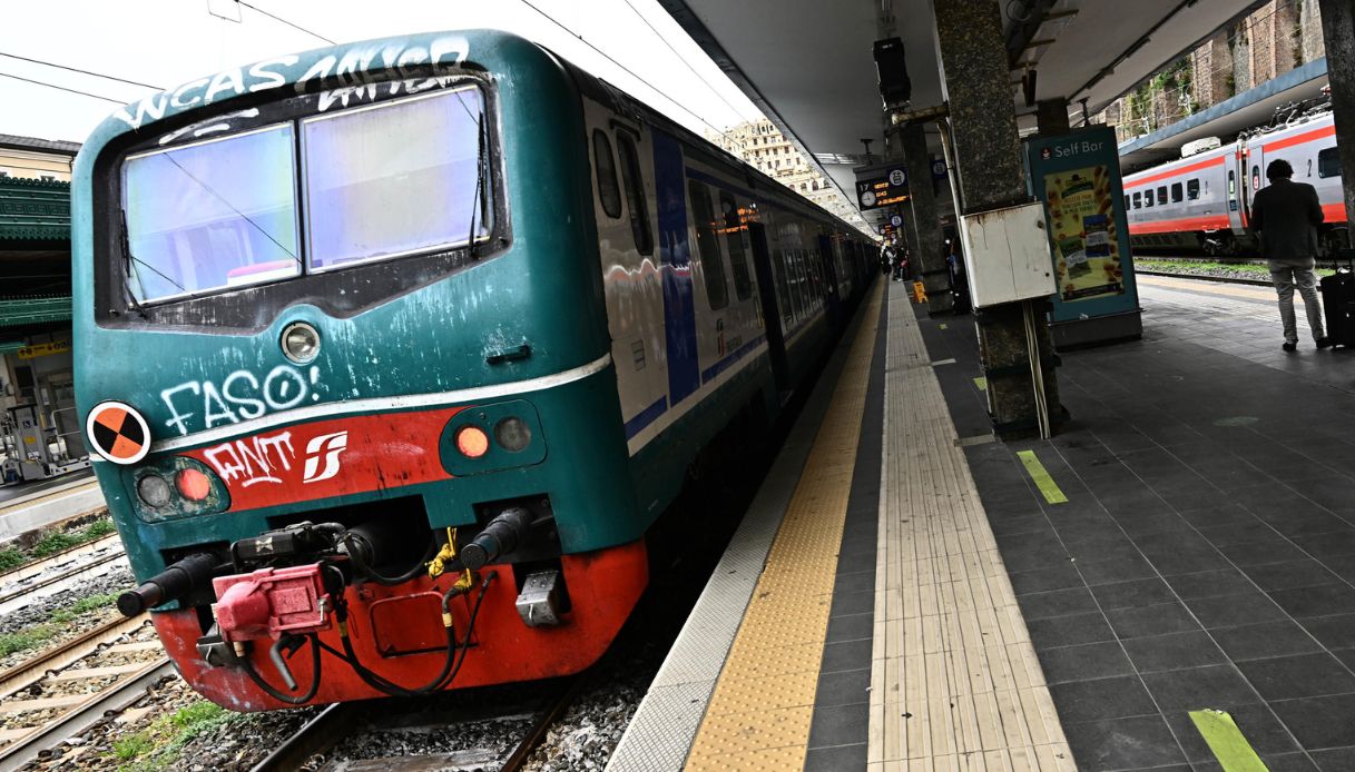 Muore investito sui binari da un treno a Trento, indagini in corso per capire la dinamica: traffico bloccato
