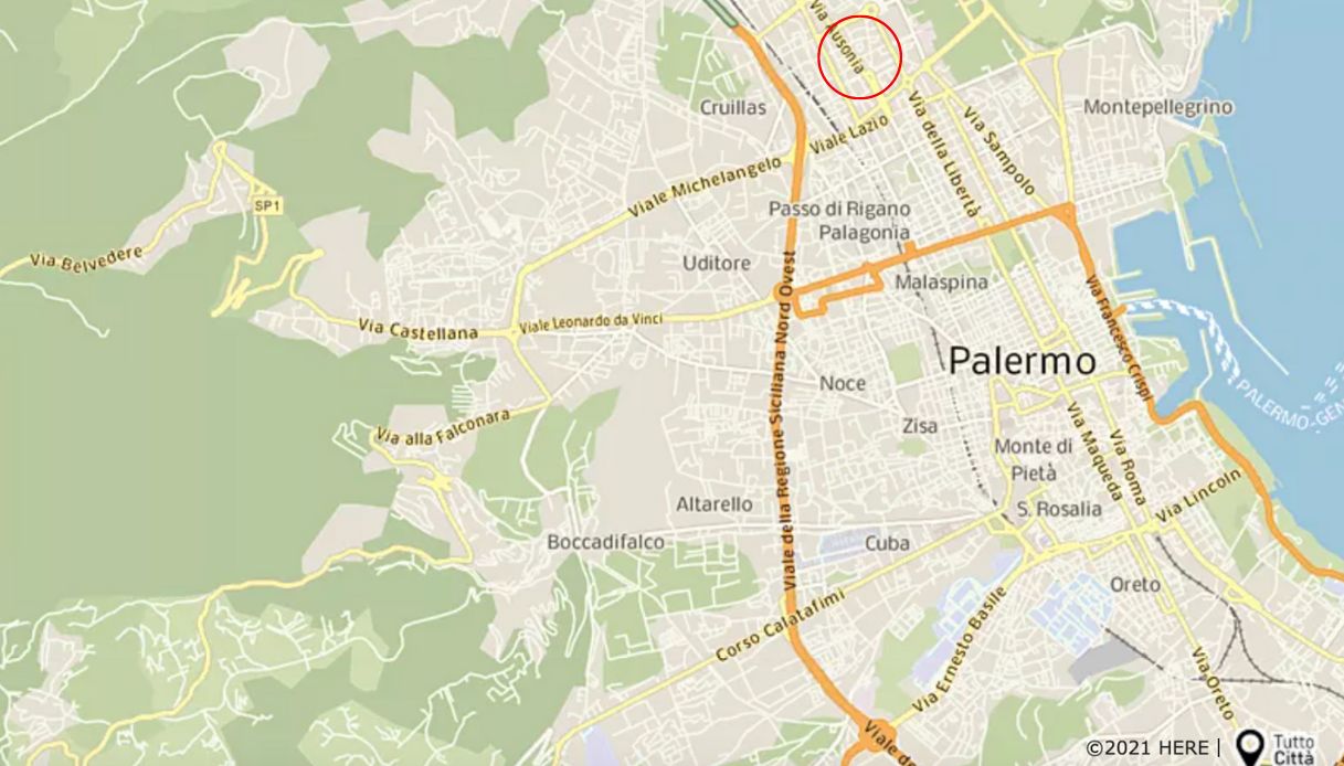 Auto si ribalta a Palermo dopo uno scontro al semaforo