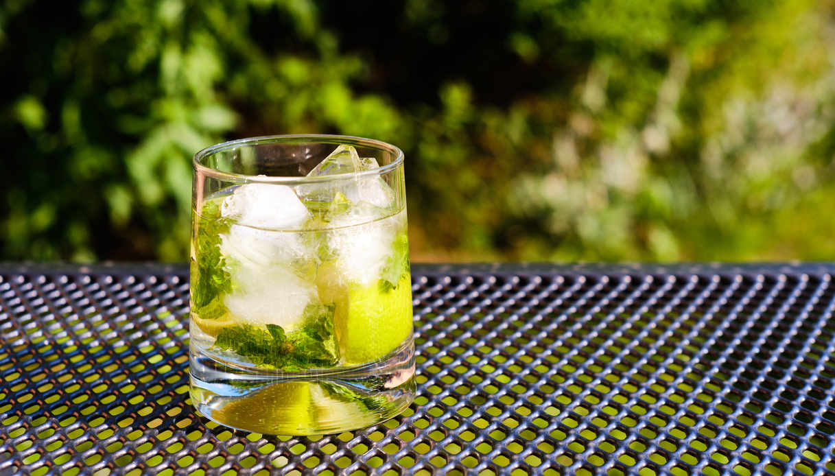 Beve un mojito abbandonato e muore a 41 anni