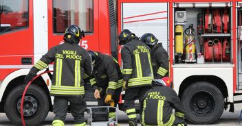 cane-intrappolato-nell-incendio-salvato-dai-vigili-del-fuoco-a-salerno