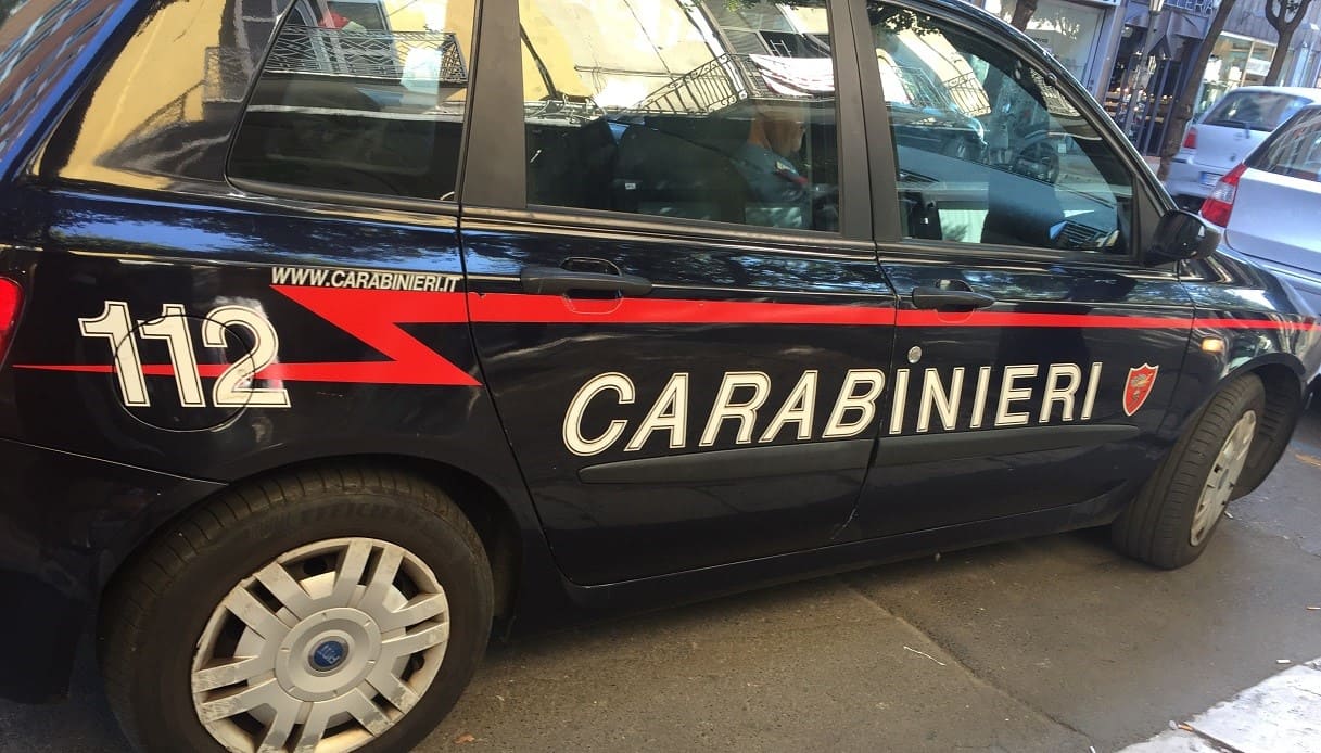 Truffa del vino non pagato in Piemonte, la polizia sequestra 4mila bottiglie: 20 persone denunciate