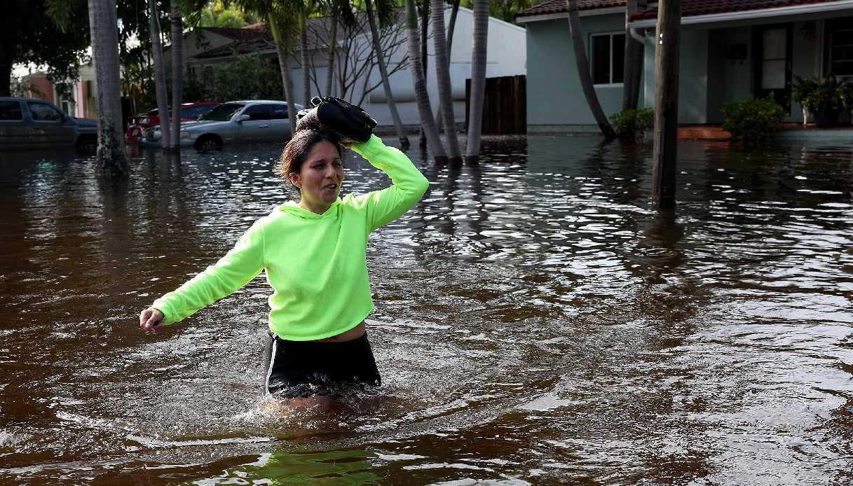 Il Video Delluomo Che Attraversa La Strada A Nuoto In Florida Con Le Strade Allagate Per Il 7326