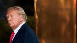 Trump atterrato a New York alla vigilia dell'udienza in tribunale: le immagini dell'arrivo alla Trump Tower