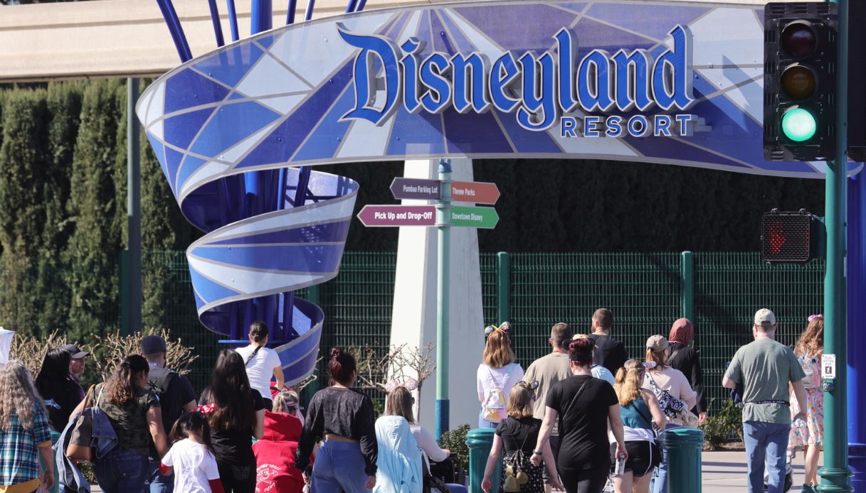 Visitatori in fila nel parco Disneyland in California