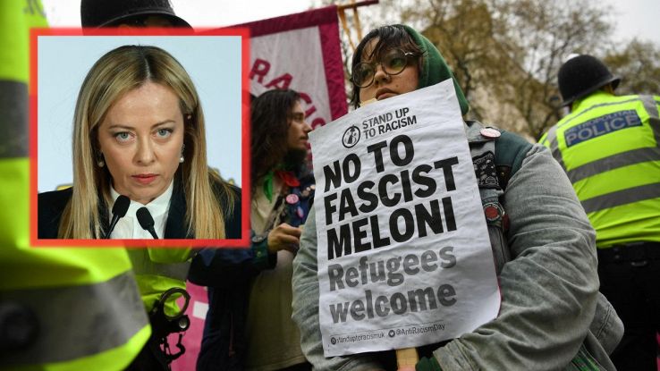 Giorgia Meloni a Londra viene contestata fuori da Downing Street: "Fascista", il video delle proteste