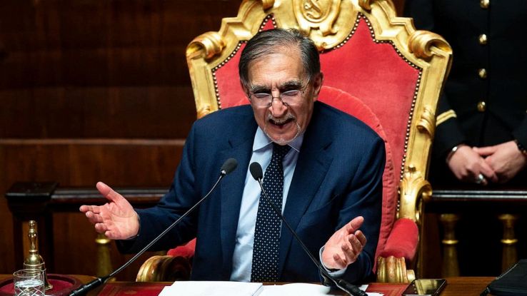 La Russa chiede scusa per le parole su via Rasella ma per l'opposizione non basta. Schlein: "Inadatto"