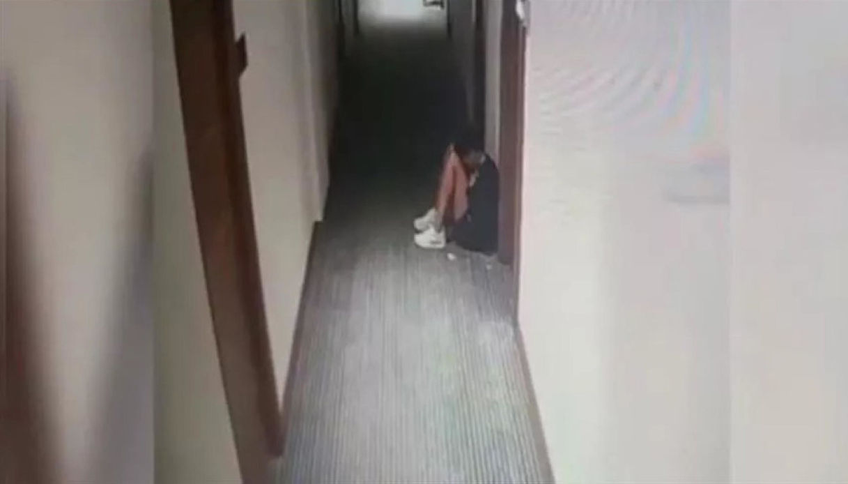 Julia Ituma nel corridoio dell'albergo di Istanbul poco prima della caduta dal sesto piano
