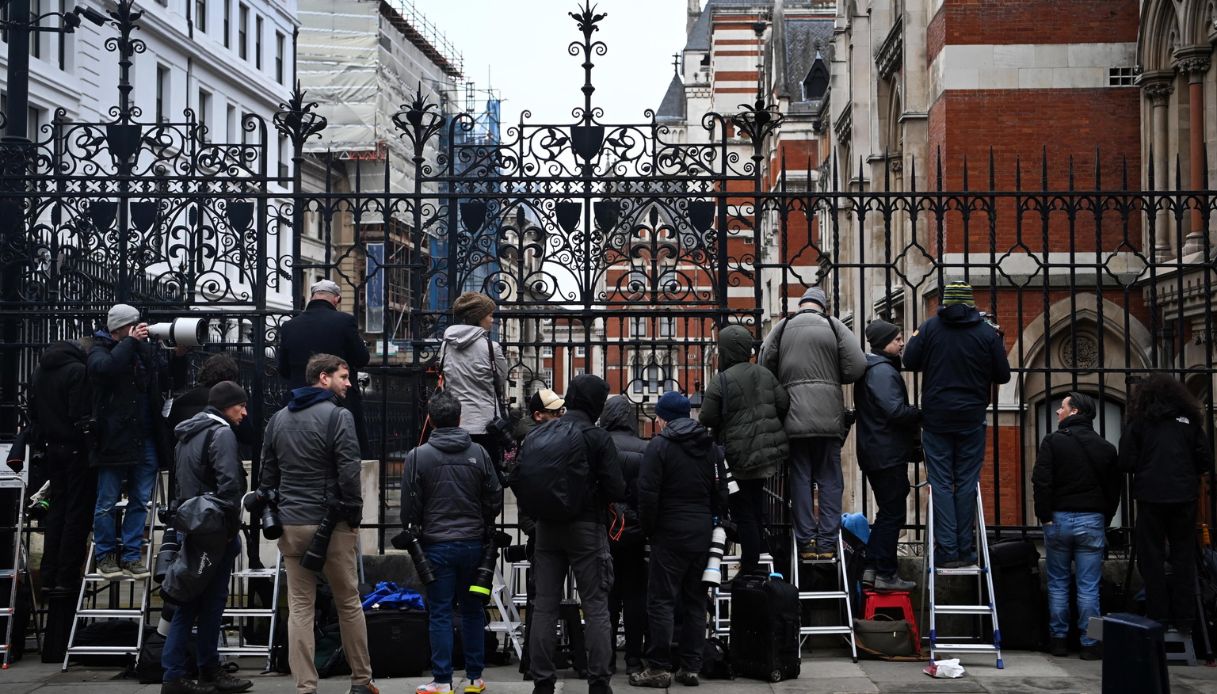 Un gruppo di giornalisti presso l'Alta corte di Londra