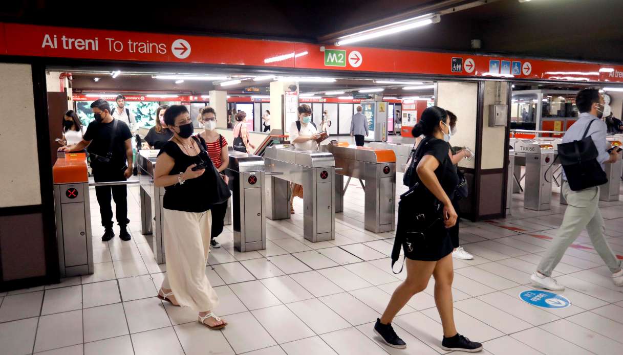 La metropolitana di Milano affollata