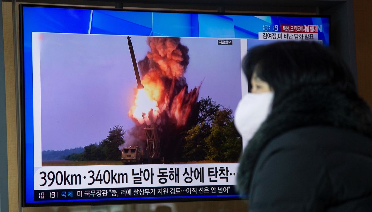 La Corea del Nord lancia un missile balistico verso il Giappone: allarme a Hokkaido, scatta l'evacuazione