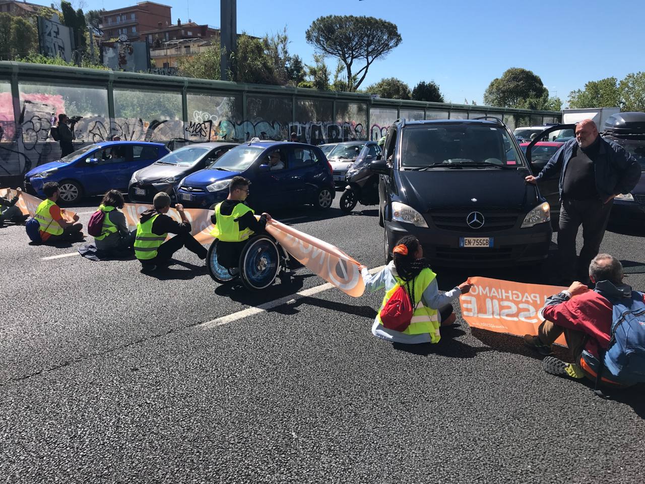 Attivisti di Ultima Generazione bloccano il Raccordo a Roma in due punti: caos e proteste, traffico collassato