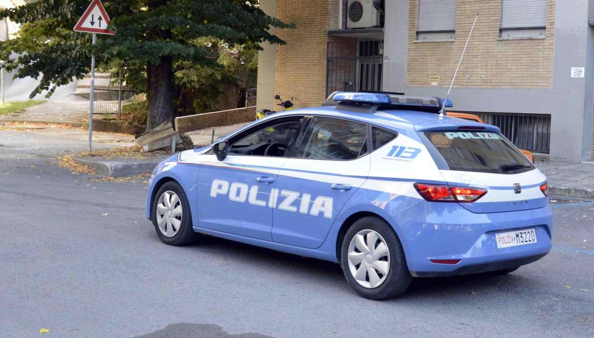 Uccide la moglie e la suocera ad Arezzo mentre i figli sono in