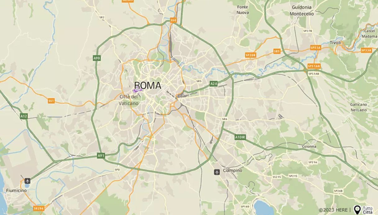 Roma, filmò automobilista nell'auto in fiamme invece di soccorrerlo: ricercato per omissione di soccorso
