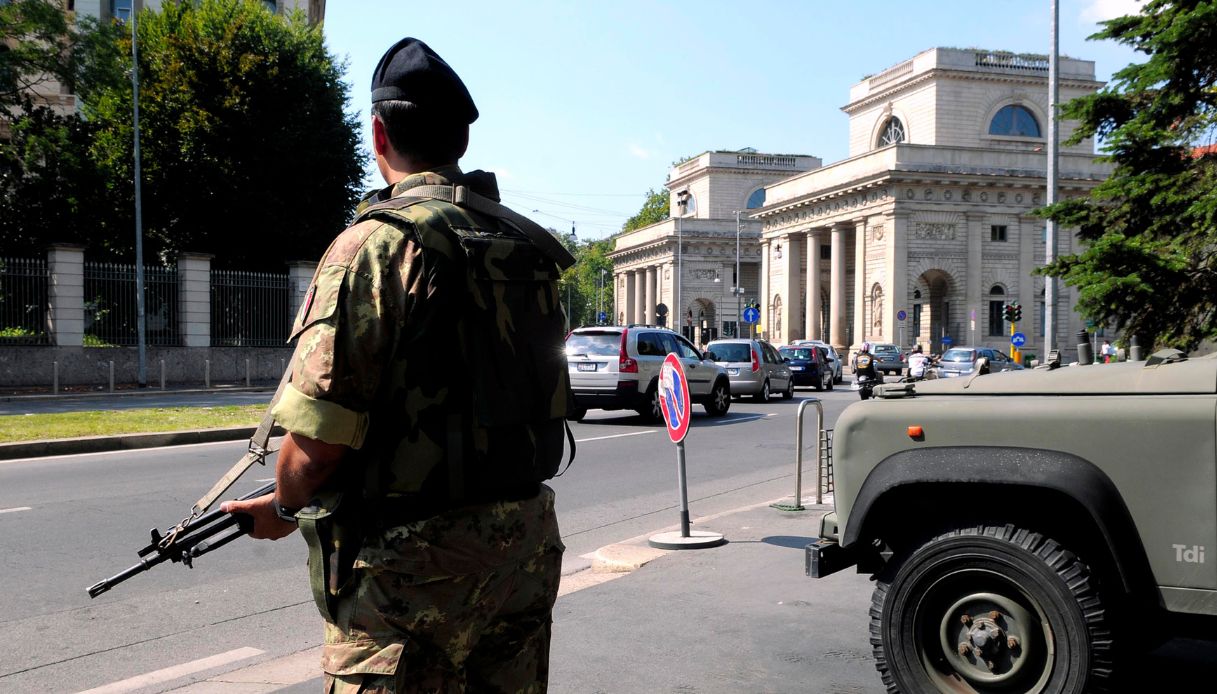 Tre militari dell'Esercito condannati per catcalling a Milano: di cosa si tratta e a quanto ammonta la pena