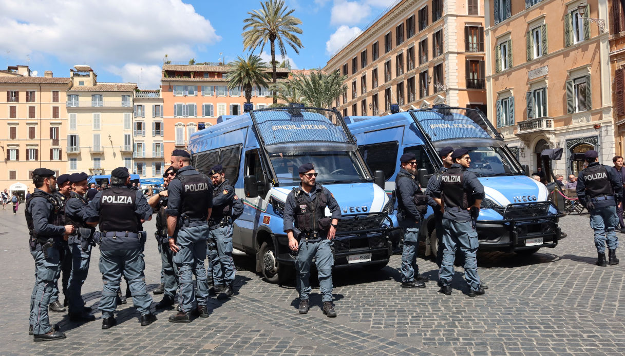 Agenti di polizia presidiano il centro la Capitale per la partita fra Roma e Feyenoord