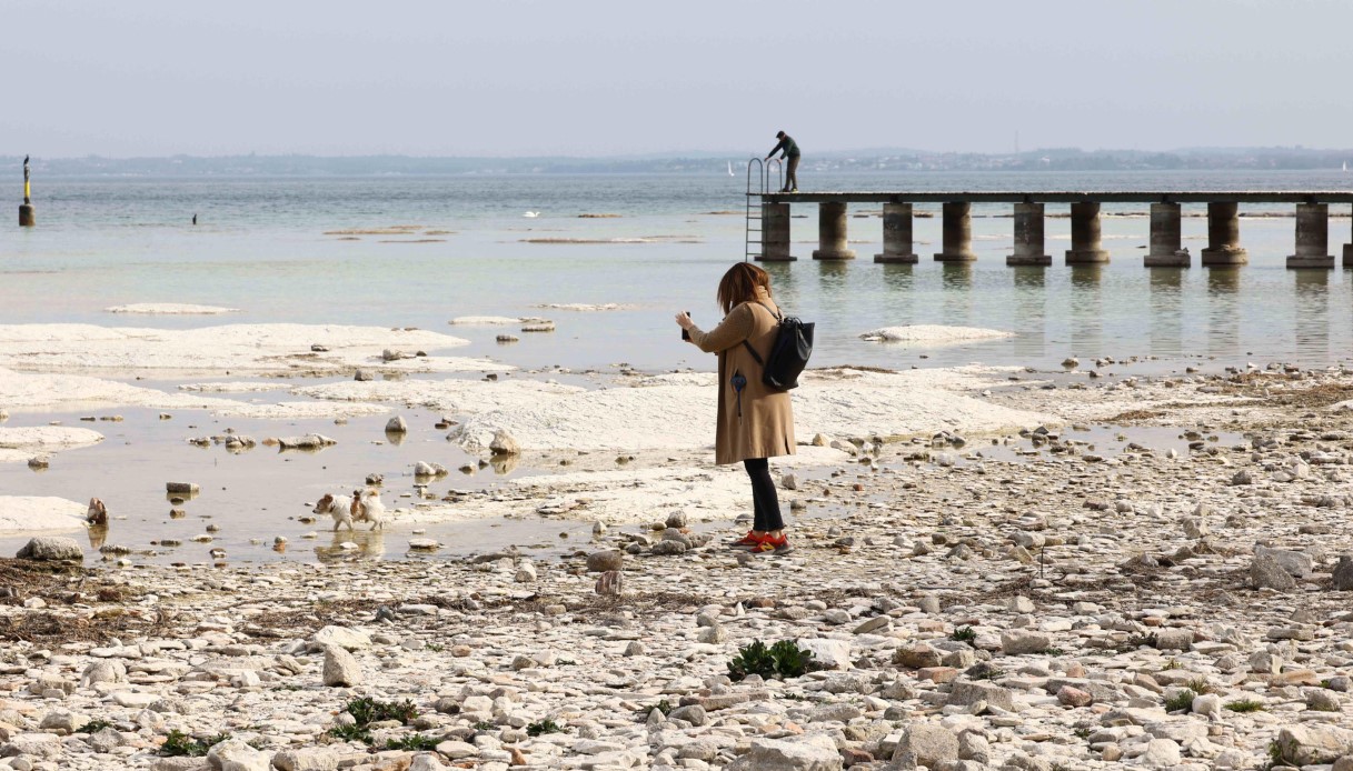 Allarme siccità al Lago di Garda, mai così basso da 70 anni: la rabbia degli albergatori, "basta terrorismo"