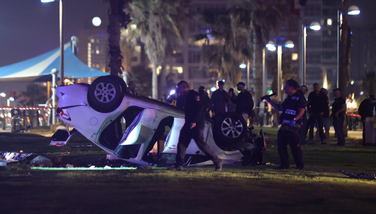 Tel Aviv auto ribaltata attentato