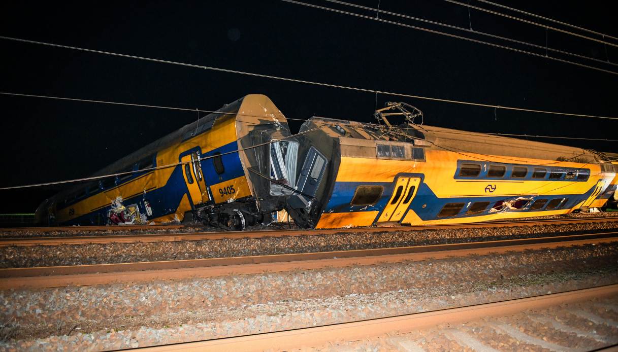Treno deraglia in Olanda in un incidente ferroviario: decine di feriti, la dinamica e i soccorsi