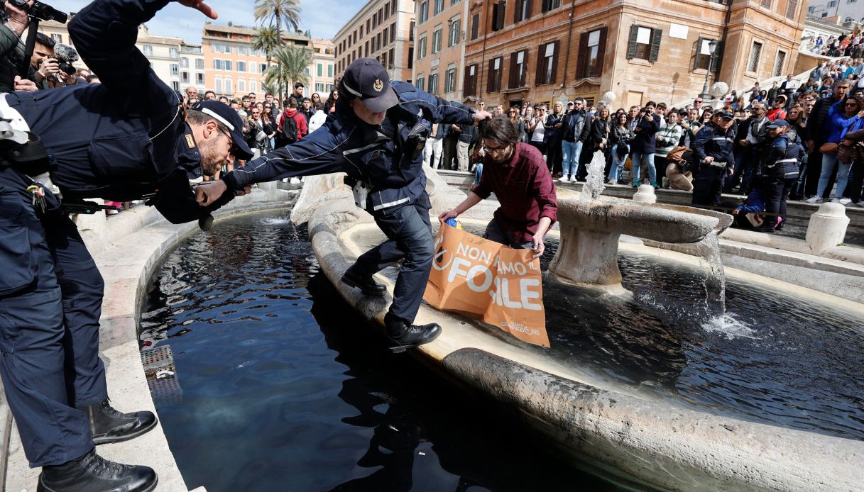 Vernice nera nella fontana della Barcaccia a Roma, il blitz degli  ambientalisti di Ultima Generazione