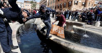 Vernice nera nella fontana della Barcaccia a Roma, il blitz degli ambientalisti di Ultima Generazione