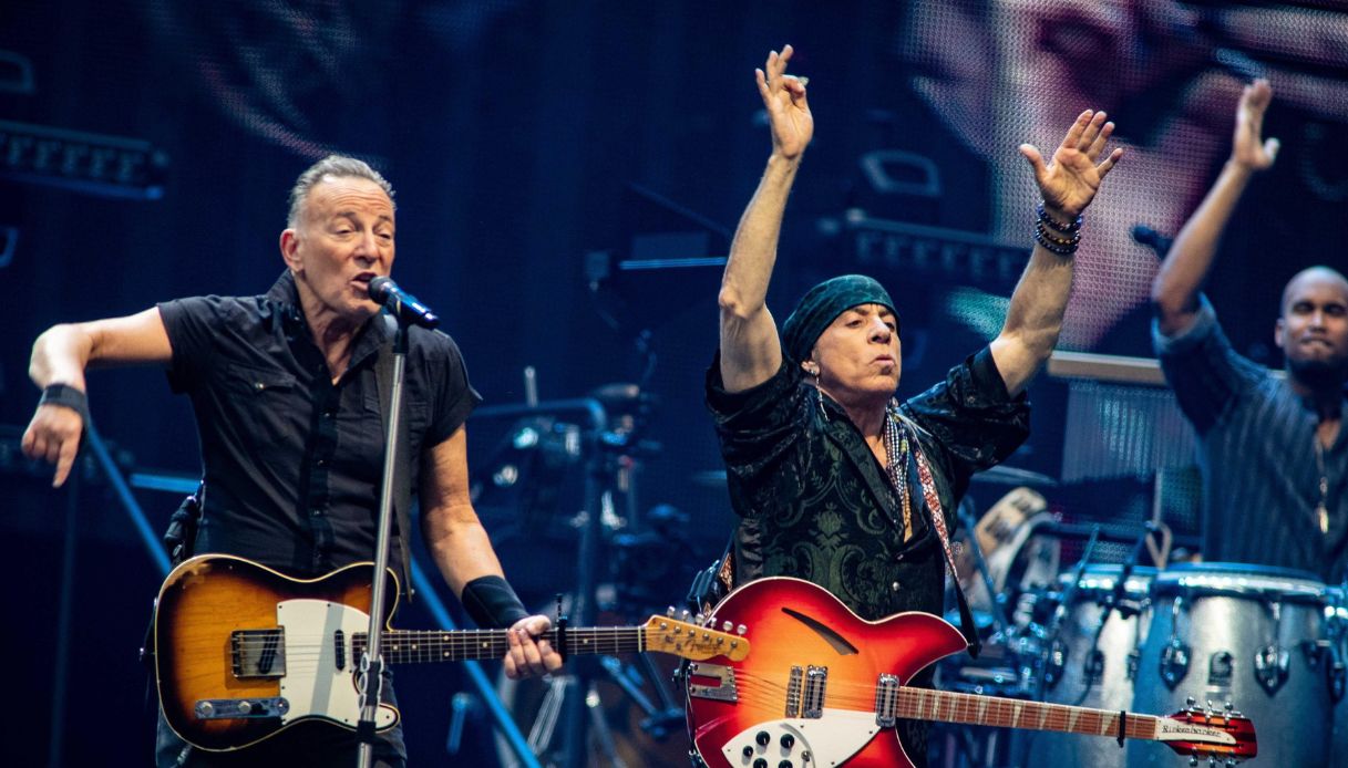 Il video di Bruce Springsteen che cade sul palco durante il concerto ad Amsterdam