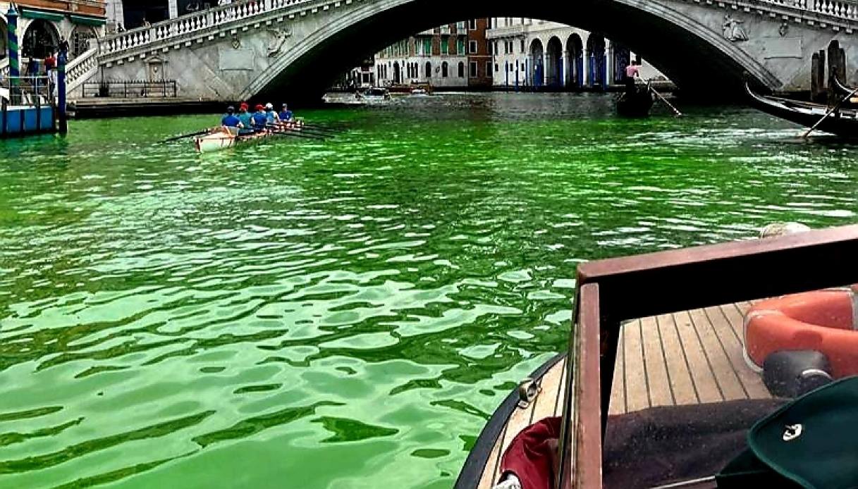 Acqua verde fluorescente nel Canal Grande di Venezia: cos'è successo vicino al Ponte di Rialto, le ipotesi